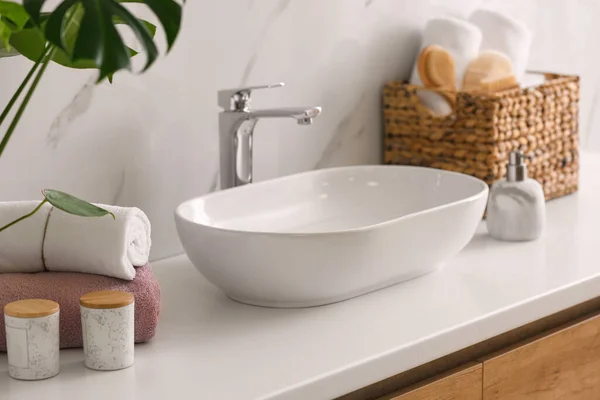 Stilvolles Gefäßwaschbecken Auf Heller Arbeitsplatte Modernen Badezimmer — Stockfoto