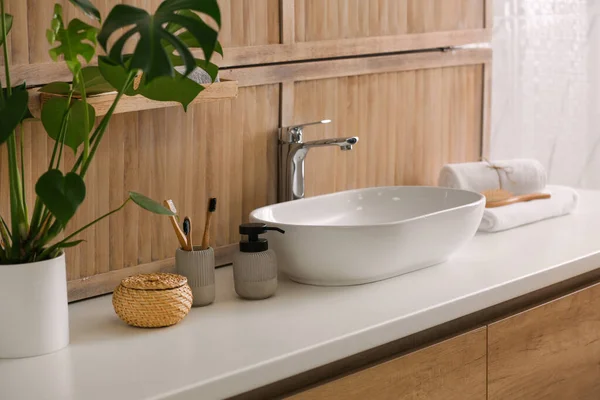Toilettenartikel Und Stilvolles Gefäß Der Nähe Der Holzwand Modernen Badezimmer — Stockfoto