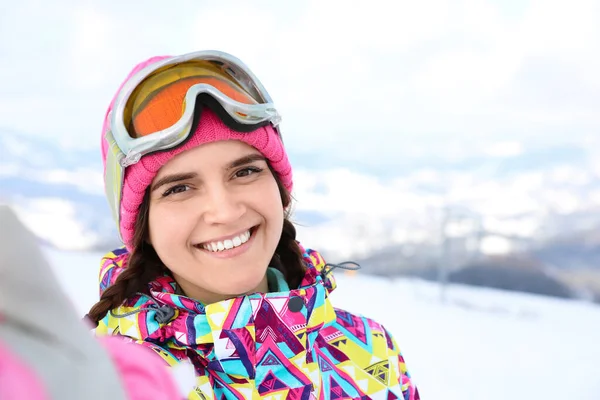 Mujer Joven Tomando Selfie Resort Montaña Vacaciones Invierno —  Fotos de Stock