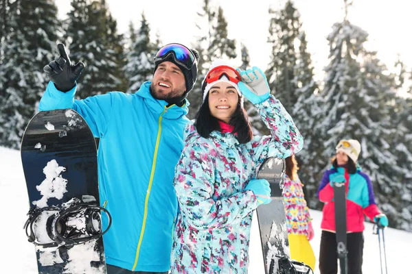 Casal Feliz Com Equipamento Estação Esqui Férias Inverno — Fotografia de Stock