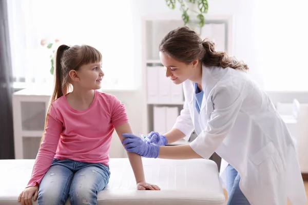 Klinikte Suçiçeği Aşısı Olan Küçük Bir Kız Varicella Virüs Önleme — Stok fotoğraf