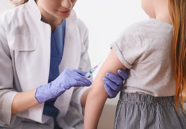 Küçük Kız Klinikte Suçiçeği Aşısı Oluyor Yakın Plan Varicella Virüs — Stok fotoğraf