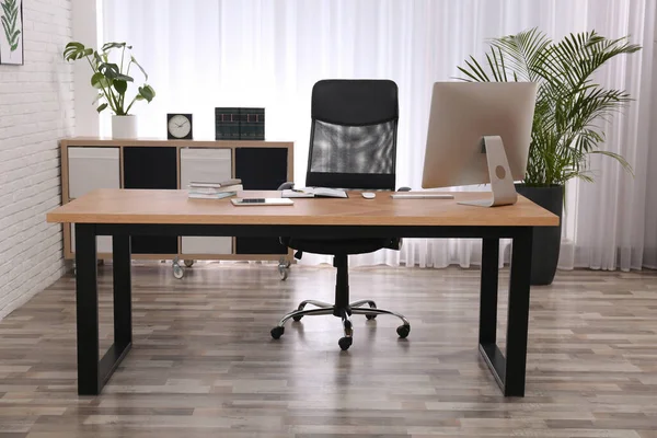 主任办公室有很大的木制桌子 室内设计 — 图库照片