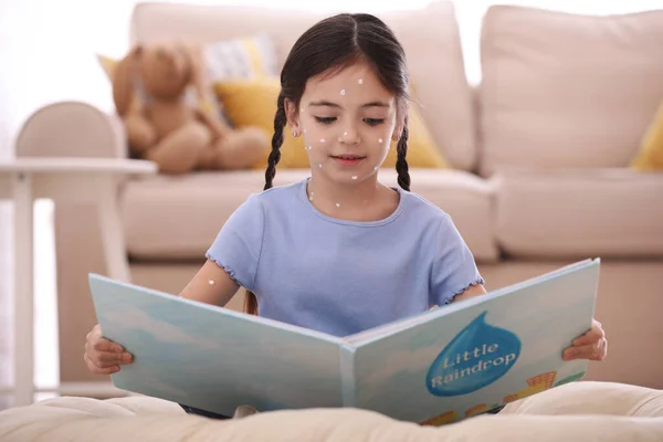 Κοριτσάκι Ανεμοβλογιά Διαβάζοντας Βιβλίο Στο Σπίτι — Φωτογραφία Αρχείου
