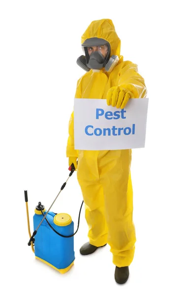 殺虫剤噴霧器で保護スーツを着て白い背景に害虫駆除剤に署名する男 — ストック写真