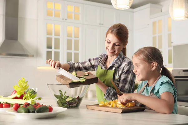 Mãe Filha Cozinhar Salada Juntos Cozinha — Fotografia de Stock