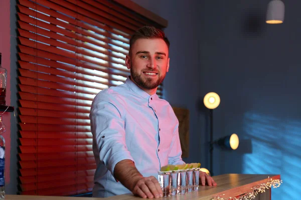 Barman Com Copos Shot Tequila Mexicana Balcão Bar — Fotografia de Stock