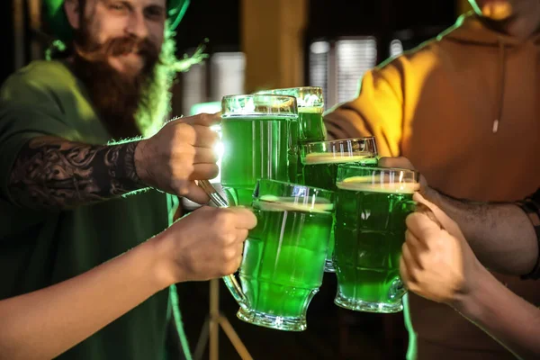 Grupo Amigos Brindar Com Cerveja Verde Pub Close Celebração Dia — Fotografia de Stock