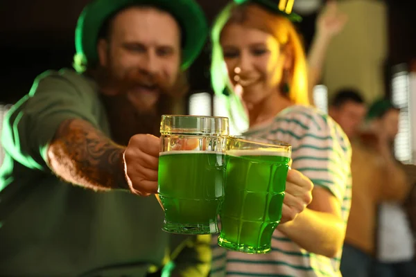 Jovem Mulher Homem Brindar Com Cerveja Verde Pub Foco Óculos — Fotografia de Stock