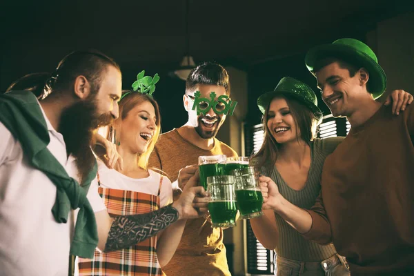 Grupa Przyjaciół Toasting Zielonym Piwem Pub Święto Patryka — Zdjęcie stockowe