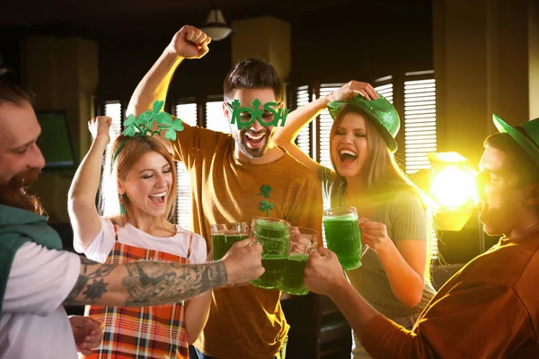 Grupa Przyjaciół Wznosi Toast Zielonym Piwem Pubie Święto Patryka — Zdjęcie stockowe