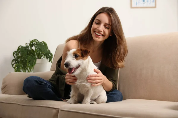 Jeune Femme Avec Son Mignon Jack Russell Terrier Sur Canapé — Photo