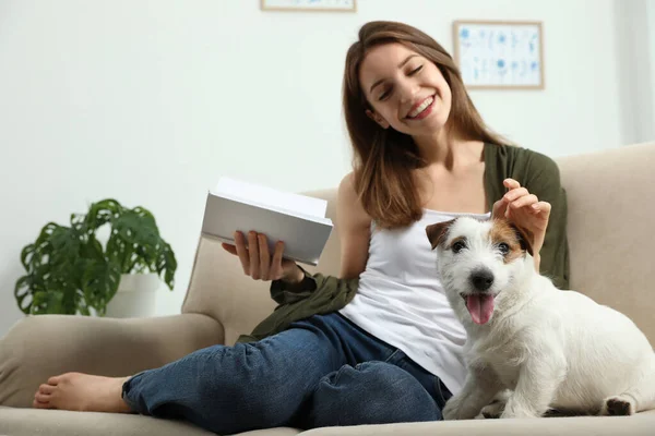 Jonge Vrouw Leest Boek Haar Schattige Jack Russell Terrier Bank — Stockfoto