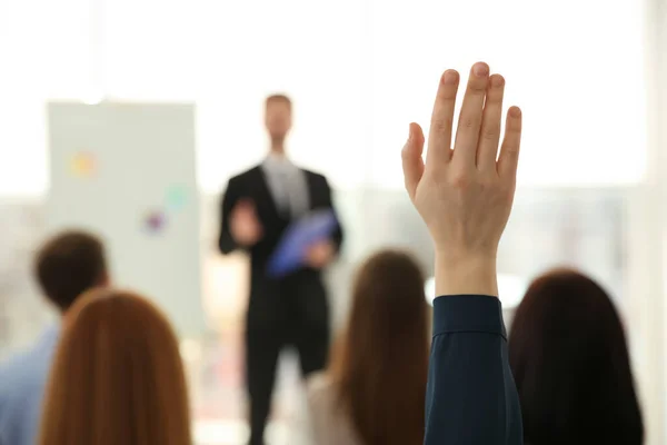 屋内ビジネストレーニングで質問する手を上げる若い女性 クローズアップ — ストック写真