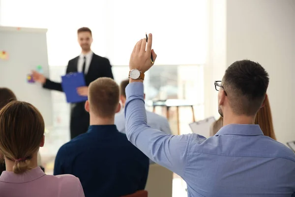 Hombre Levantando Mano Para Hacer Preguntas Formación Empresarial Interiores —  Fotos de Stock