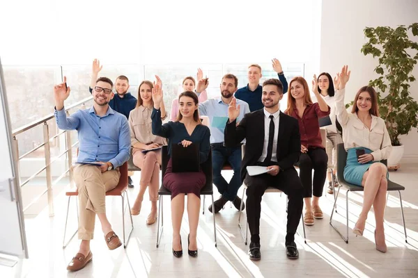 Personas Levantando Las Manos Para Hacer Preguntas Formación Empresarial Interiores — Foto de Stock