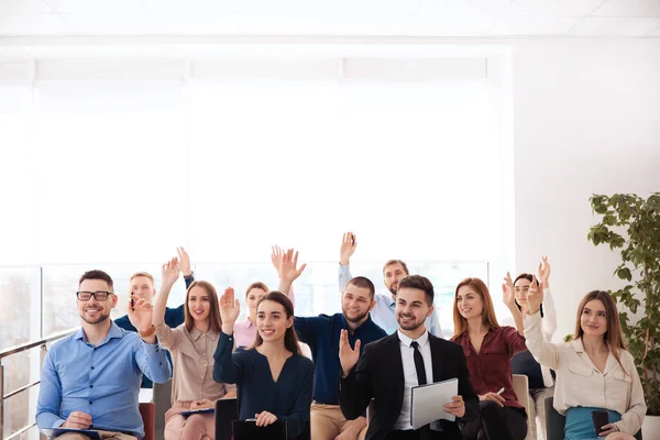 Personas Levantando Las Manos Para Hacer Preguntas Formación Empresarial Interiores —  Fotos de Stock