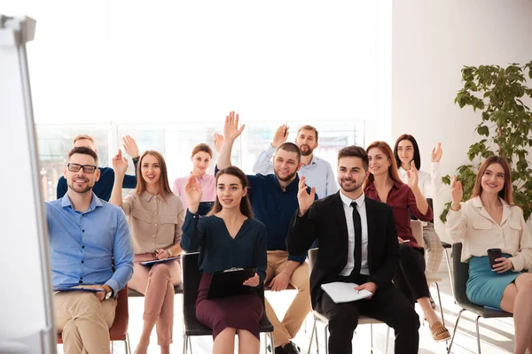 Personas Levantando Las Manos Para Hacer Preguntas Formación Empresarial Interiores —  Fotos de Stock