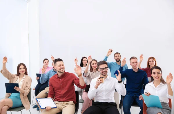 Personas Levantando Las Manos Para Hacer Preguntas Formación Empresarial Interiores —  Fotos de Stock