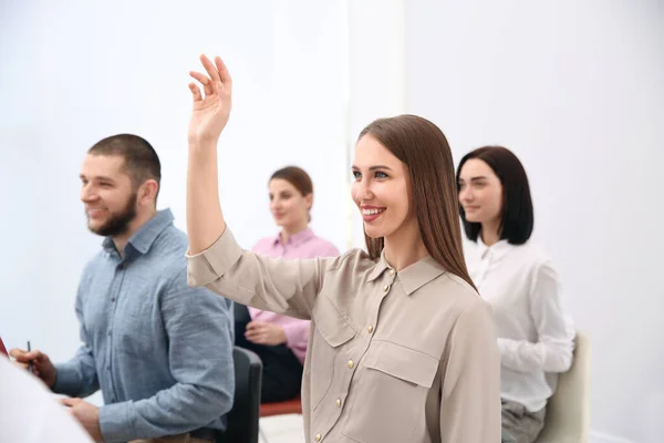 Mujer Joven Levantando Mano Para Hacer Preguntas Formación Empresarial Interiores — Foto de Stock