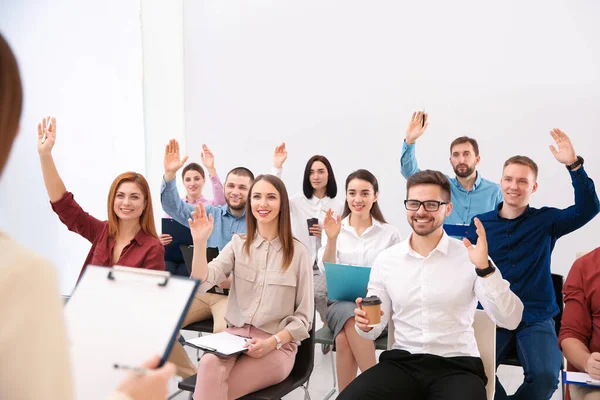 Les Gens Levant Main Pour Poser Des Questions Formation Entreprise — Photo