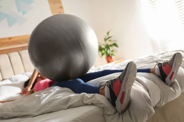 Jovem Preguiçosa Com Bola Exercício Dormindo Cama Foco Nas Pernas — Fotografia de Stock