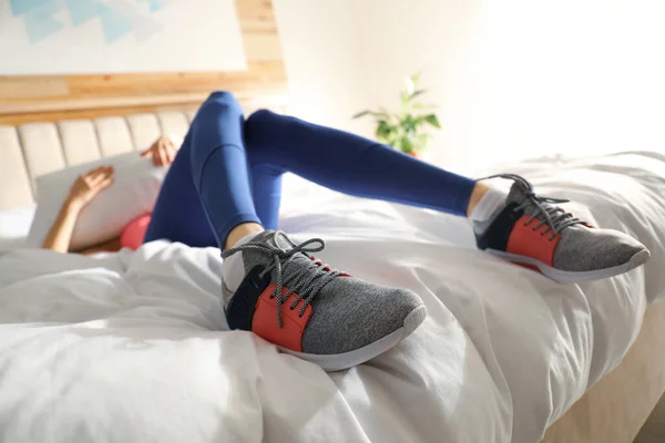 朝のトレーニングの代わりにベッドで寝る怠惰な若い女性 足に焦点を当てる — ストック写真