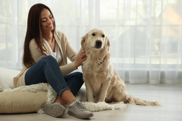 Jonge Vrouw Haar Golden Retriever Thuis Schattig Huisdier — Stockfoto