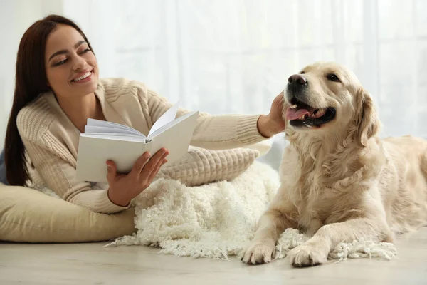 Młoda Kobieta Książką Jej Golden Retriever Domu Uroczy Zwierzak — Zdjęcie stockowe