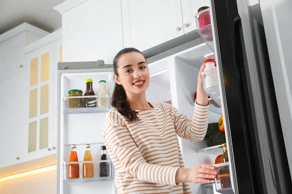 Fiatal Vesz Joghurt Hűtőszekrényből Konyhában Alacsony Látószögű — Stock Fotó