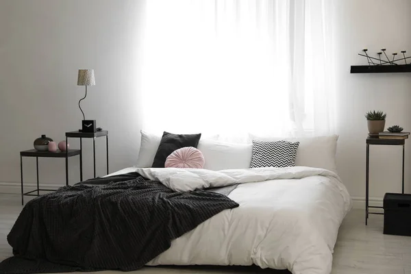 Stylish Room Interior Big Comfortable Bed — Stock Photo, Image