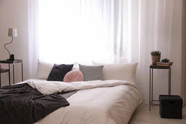 スタイリッシュな客室内に大きな快適なベッド — ストック写真