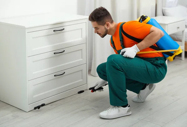 Ongediertebestrijder Spuiten Insecticide Buurt Van Ladekast Binnen — Stockfoto