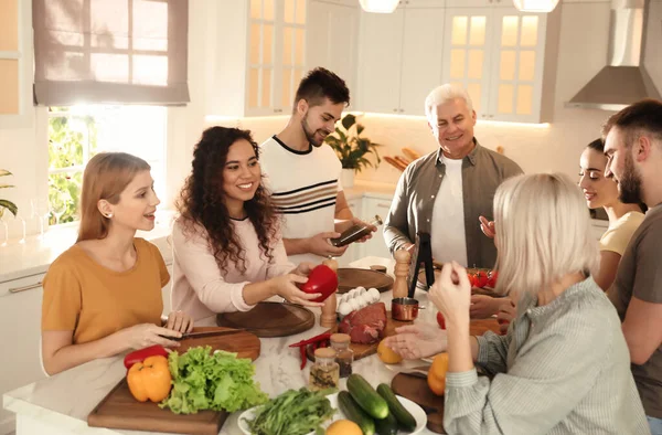 Gente Feliz Cocinando Juntos Cocina — Foto de Stock