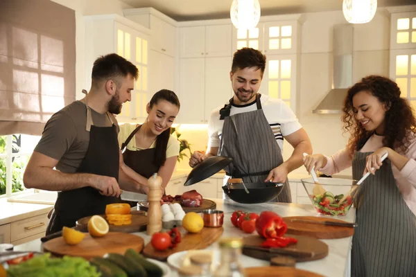 Щасливі Люди Готують Їжу Разом Кухні — стокове фото