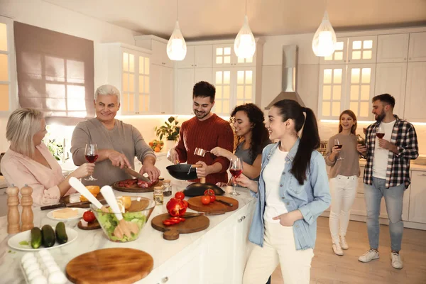 Glückliche Menschen Kochen Gemeinsam Der Küche — Stockfoto
