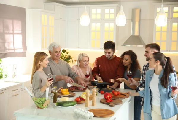 Pessoas Felizes Cozinhar Comida Juntos Cozinha — Fotografia de Stock