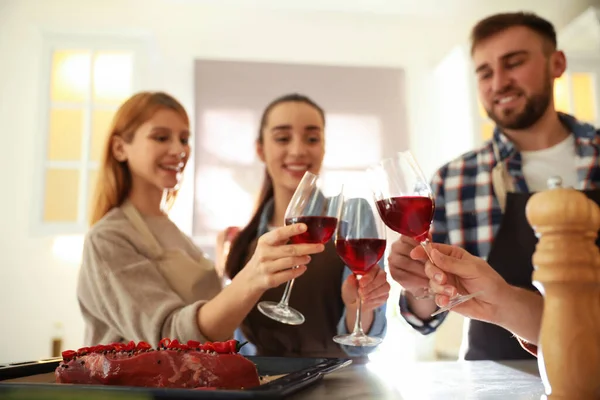 Persone Felici Che Bevono Vino Mentre Cucinano Cibo Cucina — Foto Stock