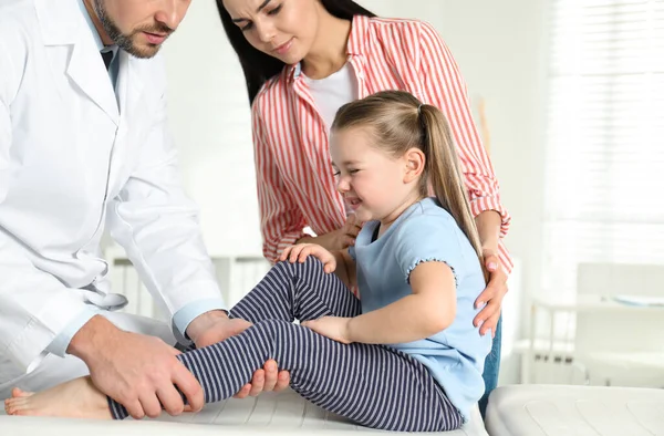 Professionele Orthopeed Die Het Been Van Een Kleine Patiënt Onderzoekt — Stockfoto