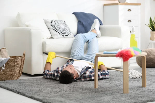 Lazy Man Förhalar När Städar Hemma — Stockfoto