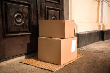 Girişteki paspasın üzerine paket bırakılmış.