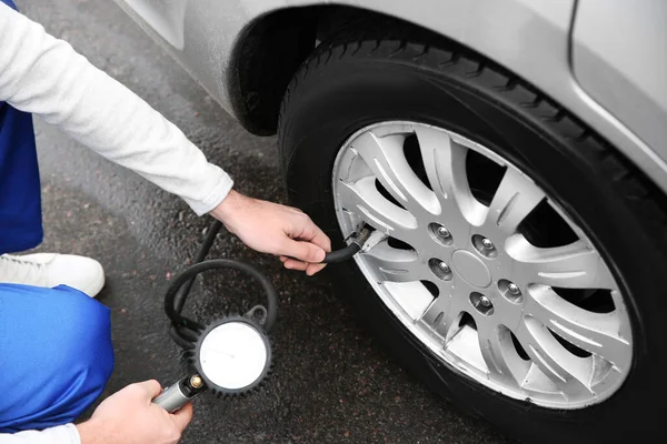 Control Mecánico Presión Los Neumáticos Rueda Del Coche Estación Servicio — Foto de Stock