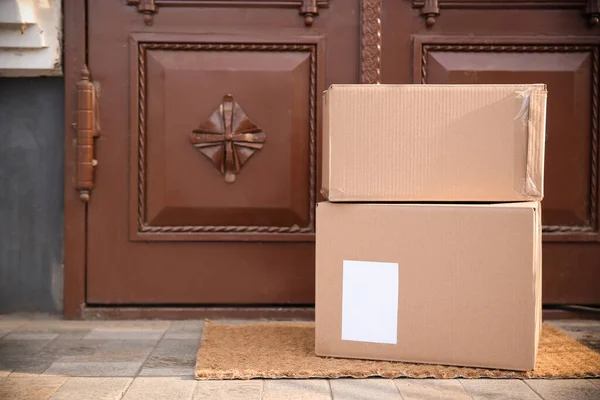 Levererade Paket Dörrmattan Nära Entrén Plats För Text — Stockfoto