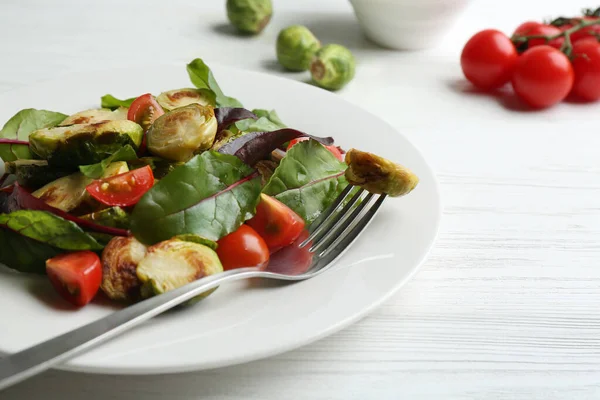 Heerlijke Salade Met Geroosterde Spruitjes Witte Houten Tafel Close — Stockfoto