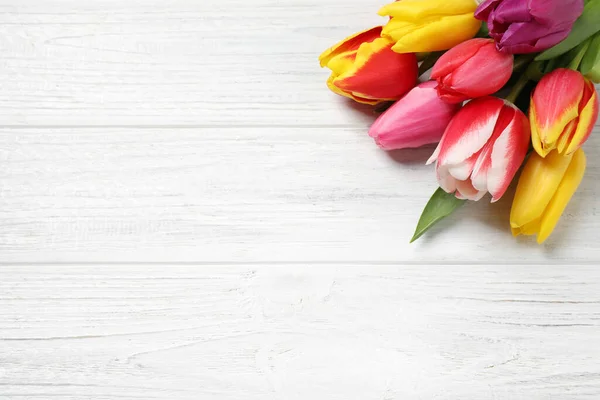 Gyönyörű Tavaszi Tulipán Fehér Asztalon Lapos Fektetés Szöveg Helye — Stock Fotó
