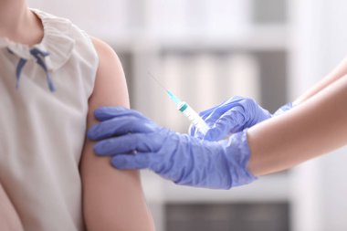 Klinikte suçiçeği aşısı olan küçük bir kız. Varicella virüs önleme