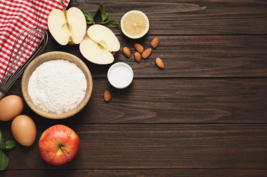 Düz kompozisyon ve ahşap masa üzerinde taze ürünler, metin için boşluk. Sağlıklı yemek.