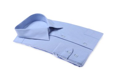 Beyaz üzerine izole edilmiş açık mavi gömlek. Kuru temizleme servisi.
