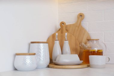 Tahta tahtalar ve mutfak malzemeleri kapalı alanda.