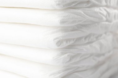 Arka plan olarak bebek bezi yığını, yakın plan